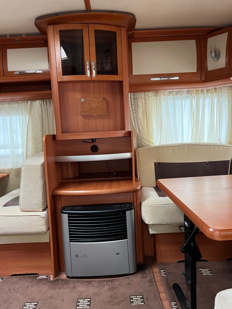 HOBBY 690 smf island bed For Sale in Abersoch - A P Caravans