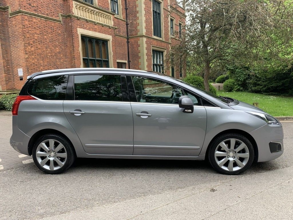 Citroën Grand C4 Picasso - Peugeot 5008