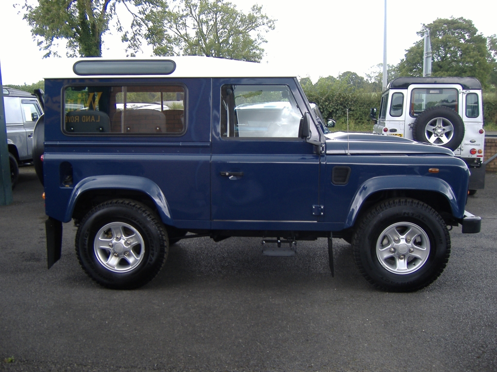 LAND ROVER DEFENDER 90 TDCi County Hardtop With Side Windows 2.2 90 TDCi COUNTY Hardtop With Side Windows