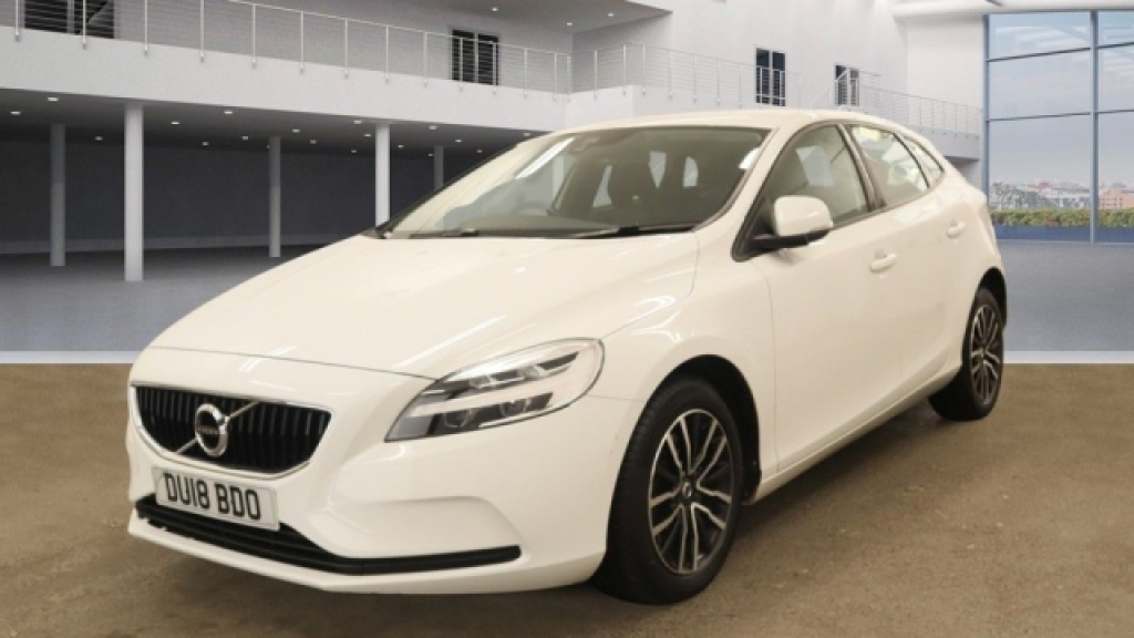 2018 VOLVO V40 2.0 T2 MOMENTUM 5d 120 BHP | 27,000 