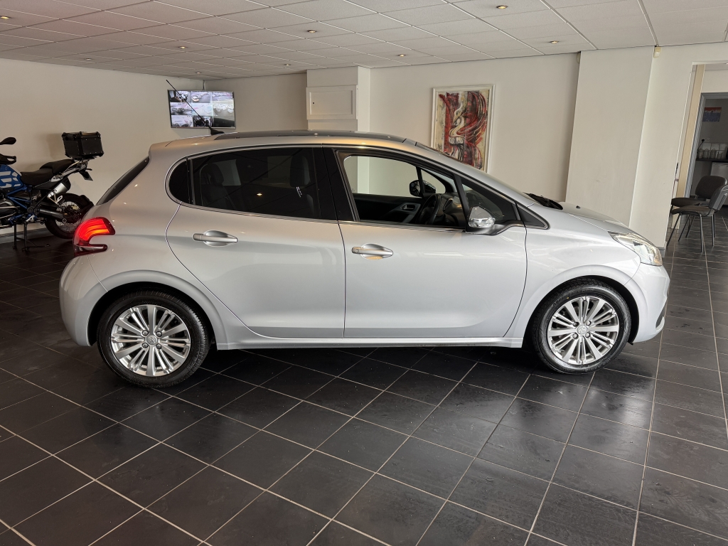 PEUGEOT 208 1.2 PURETECH ALLURE 5DR Manual