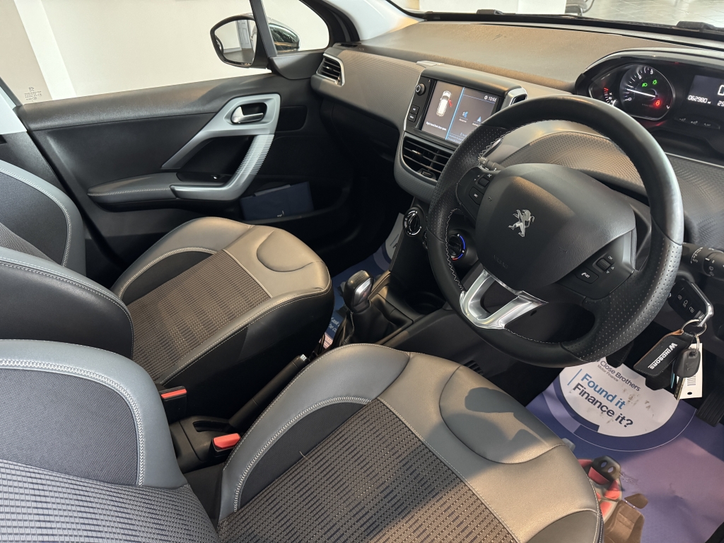 PEUGEOT 208 1.2 PURETECH ALLURE 5DR Manual